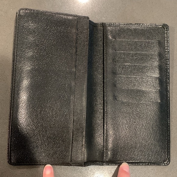 Authentic Louis Vuitton black epi long bifold wallet. Date code is CA1925 - Picture 3 of 8